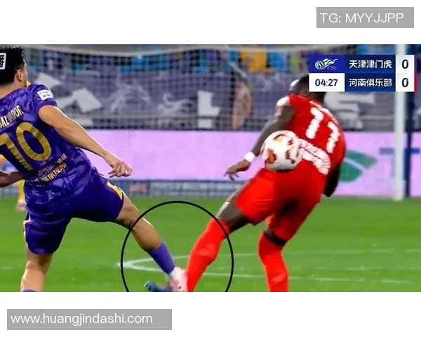 球星跌倒瞬间引发全场关注 赛场上摔倒背后的原因与影响分析