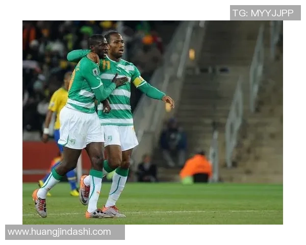 足球巨星身着西服优雅合影 展现运动员魅力与时尚风采 足球巨星身着西服优雅合影 展现运动员魅力与时尚风采